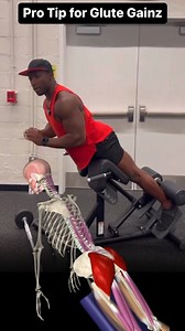 Are you looking to increase the activation of your glutes and hamstrings during the Roman Chair Hip Extension exercise❔ If so, this variation may be for you 💪 When performing the Hip Extension exercise on a Roman Chair, try rounding your lower back while extending your hip. This variation will target your glutes and hamstrings more effectively. 🧐The unique aspect of the rounded back variation is that it relaxes the muscles of the back, which changes common movement patterns and focuses the loa