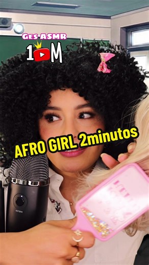 Interacción de dos chicas con cabello afro y chino en clase - ASMR