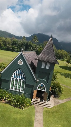Hanalei’s iconic green church ⛪️#kauai #hanalei #travel