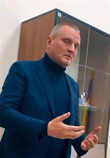 📢 Коли прокурор бреше, а суддя робить вигляд, що не розуміє На цьому відео старший прокурор Мазуренко відкрито вводить суд в оману, стверджуючи, що справу неможливо передати до центрального апарату СБУ. Це свідоме перекручення норм закону, покликане зберегти контроль за розслідуванням у Вінницькій області, де фігурують високопосадовці МВС — зокрема Лайтер Микола, керівник Вінницького НДЕКЦ. Замість того щоб дати правову оцінку, суддя запитує мене, що я “хотів сказати своєю скаргою”, демонструюч