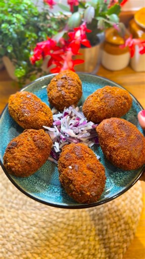 𝑻𝒉𝒆 𝑺𝒑𝒊𝒏𝒏𝒊𝒏𝒈 𝑷𝒍𝒂𝒕𝒆𝒔 | 🎄Christmas Special Meat Cutlet🥩 Ingredients: Minced Meat Boil 2 medium sized potato, mash and keep it aside Heat 2 tbsp oil in a pan Add... | Instagram