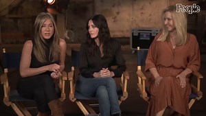 30 Outfits That Prove Rachel Green Was (And Still Is) The Ultimate ’90s Fashion Muse