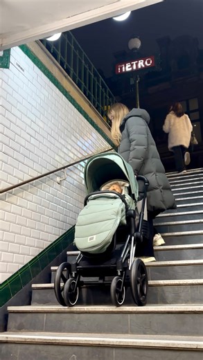 💫 Le luxe qui s’adapte à la vraie vie Avec son design iconique et ses fonctionnalités intelligentes, la Priam accompagne aussi bien la campagne que les grandes villes comme Paris — et transforme l’absence d’ascenseur en simple détail grâce à son mode deux roues 🖤 #Cybex #CybexParis #FlagshipCybex #CybexPlatinum #Priam | CYBEX