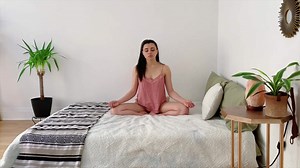 12-Minute Morning Bed Yoga - 清晨床上瑜伽，唤醒身心