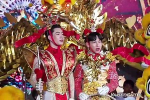 12K views · 1.7K reactions | Off ayudó a Gun a arreglar su disfraz. Gun era como "El otro lado también". Off se echó a reír y ayudó a Gun con eso. Gun también le pidió a Off que revisara su cabello. Off lo hizo y dijo: "Es bueno". <3 #SiamParagonChineseNewYear2020 #TheinfinitePorsperity #ออฟกัน #Offgun | Offgun Latinoamérica | Facebook