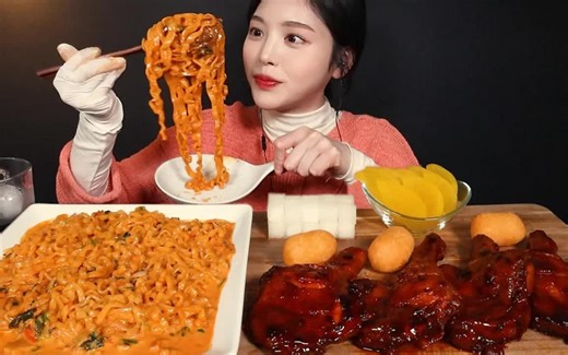 4K【Eat with Boki】香辣奶油炒码面、碳烤鸡腿🍗、芝士球