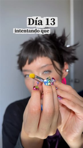 aura celeste on Instagram: "Guarda este video para inspiración🌈 Día 13 intentando que pierdas el miedo a usar color en el maquillaje . #maquillajeojos delineado fácil colorido azul rojo #eyeshadowtutorial tutorial #makeupinspo sombras coloridas"