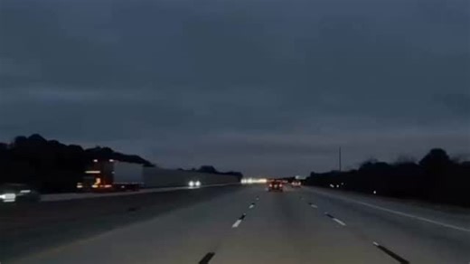 🇺🇸🛩 ¡Impactante aterrizaje de emergencia en Florida! Una avioneta Piper PA-28 con dos personas a bordo perdió potencia en ambos motores y tuvo que aterrizar de urgencia en la carretera SR-46, cerca de Titusville. Durante la maniobra, la aeronave golpeó un vehículo que circulaba por la vía. La conductora del auto, una mujer de 57 años, sufrió heridas leves y fue trasladada al hospital. El piloto y su alumno de 27 años, que realizaban un vuelo de instrucción desde el aeropuerto de Merritt Islan