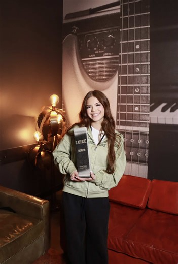 Bevor es für @𝐙𝐀𝐇𝐈𝐃𝐄 zum zweiten Mal auf die Bühne der Uber Eats Music Hall in Berlin geht, haben wir ihr eine Uber Eats Music Hall Stele überreichen dürfen. Sie hat sich unser Gastgeschenk absolut verdient! ⭐🙌 #berlinconcert #ubereatsmusichall #zah1de_kyc#Zahidee #Lunatix