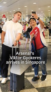Spotted at Changi Airport’s Terminal 3: Gunners’ big-money signing Viktor Gyokeres arrived in Singapore on Sunday evening (Jul 27) and being greeted by local Arsenal fans.(Video: CNA/Matthew Mohan) | CNA