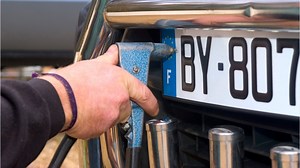 Poser un sticker sur la plaque d’immatriculation est illégal, tranche la Cour de cassation