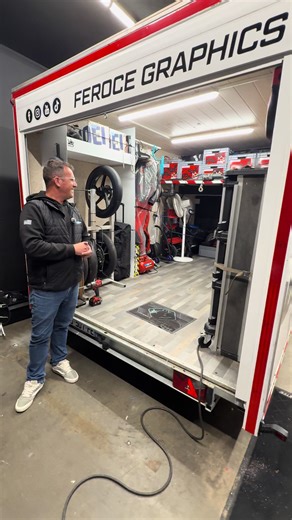 Notre remorque de 8 m… bureau caravane garage. Feroce bureau mobile ✊ #covering #kitdéco #fsbk #moto4 #ferocegraphics