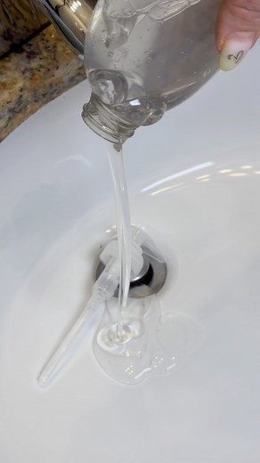 161K views · 1K reactions | Life Hacks 醴瘟醴Let It Snow… Let It GLOW! ❄️✨ Smart Holiday Hack #HolidayHack #WinterHacks #LetItSnow #BathroomHacks #DentalHack #DIYHacks #SmartCleaning #ToothpasteHack #ChristmasVibes #VitaMomHack #HygieneTips #AestheticHacks #WinterCleaning #lifehacks | Vitalia MomHack | Facebook