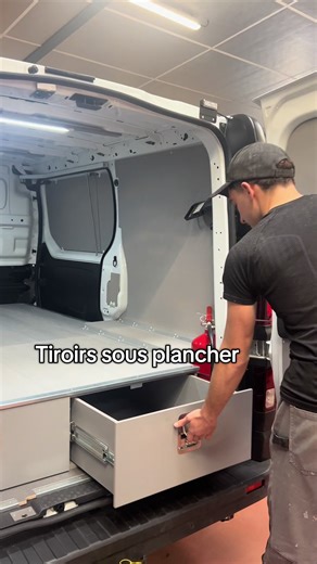 Aménagement sur mesure avec tiroirs sous plancher pour un gain de place optimal. Chaque détail est pensé pour allier praticité et efficacité. Les tiroirs peuvent être fermés à clé pour une meilleure sécurité. 👉🏼 Vous avez un projet d'aménagement ? Contactez-nous en DM 📍Méry-sur-Oise #amenagementinterieur #camion #pourtoii #fyp #travaux