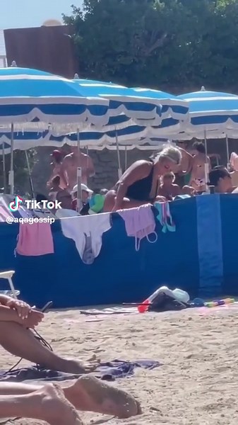 Carla Moreau et Ruby à la plage de Bandol - Aperçu