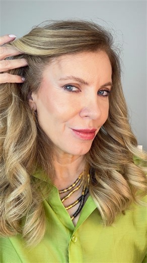 Será que funciona em pele madura? 👀✨ Testei esse hack de corretivo contorno blush nos lugares certos pra criar efeito lifting… e sim: quando bem posicionado, levanta real o visual do rosto 💫 Mas atenção, pele madura: ⚠️ evite aplicar contorno próximo da fonte/têmpora se essa região já é mais funda — isso acaba marcando ainda mais e aprofundando o sulco. Aqui, menos é mais. Maquiagem não é quantidade — é estratégia. 😉 Salva esse vídeo pra testar depois e me conta: você já fazia assim? #SeráQue