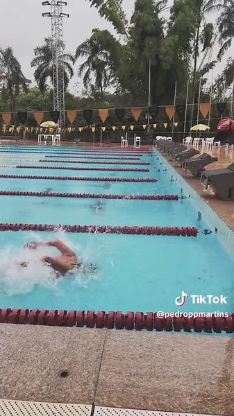 Experimente a Diversão na Piscina: Natação e Mais!