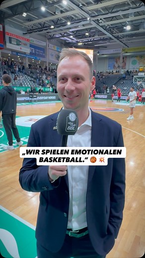 „WIR SPIELEN EMOTIONALEN BASKETBALL.“ Am heutigen Abend (20:00 Uhr) trifft der Trierer Erfolgscoach Jacques Schneider mit seiner Mannschaft als Spitzenreiter der BBL im Aufsteiger-Duell auf die @basketsjena. 🔥 Bereits vor dem Spiel gegen den FC Bayern Basketball am vergangenen Sonntag hatten wir Schneider im Interview, in dem er über die aktuelle Saison der @vetconceptgladiatorstrier und die Besonderheiten seines Teams spricht. Alle Spiele der #easycreditbbl gibt es live bei @dynbasketball 📺 #