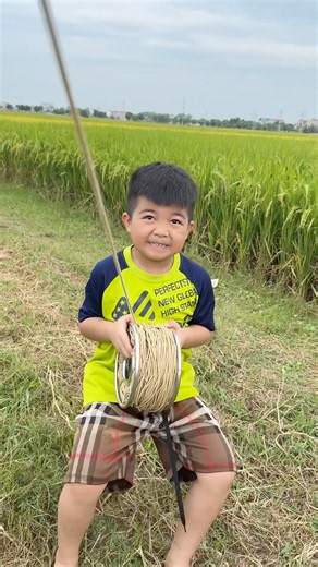 Thả diều em trai ra dây diều kéo căng quá #kite #การเล่นว่าว #凧揚げ #layangan #short #patang
