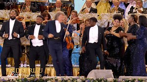 Apportez l'enchantement de la musique d'Andre Rieu chez vous avec le nouveau DVD 'Love is all around' ! Profitez des concerts inoubliables sur la place Vrijthof à Maastricht, encore et encore. Un indispensable absolu pour tout fan d'Andre Rieu ! Commandez maintenant et laissez votre cœur fondre avec ses magnifiques mélodies. | André Rieu