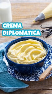 La CREMA DIPLOMATICA😋 è una ricetta base della pasticceria👨🏼‍🍳 formata da crema pasticcera e panna montata🤩 Ottima per realizzare torte o farcire dolci come pasticcini e bignè🔝Tieni sempre a portata di mano questo video✅ e preparala anche tu per realizzare i tuoi dolci😉⬇️🔹500 g di latte🔹150 g di zucchero🔹100 g di tuorlo (circa 5-6 tuorli)🔹25 g di amido di mais (maizena) 🔹20 g di amido di riso 🔹30 g di burro🔹scorza di un limone🔹1 stecca di vaniglia🔹q.b. di cannella in polvere🔹q.b