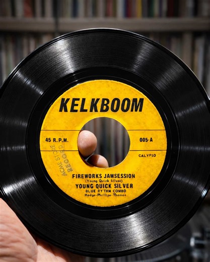 1967 wasn’t just another Carnival year. It marked a milestone in Aruba’s music history: the very first Calypso Contest Winner was officially recorded, pressed on a 45 RPM single released on the Kelkboom label by Radio Kelkboom Aruba’s first commercial radio station and keeper of many of our earliest recordings. That winning calypso, “Fireworks Jamsession” by Calypso King 1967 David Hodge “Young Quick Silver” accompanied by the Blue Rhythm Combo was already blasting across local radio before Carn