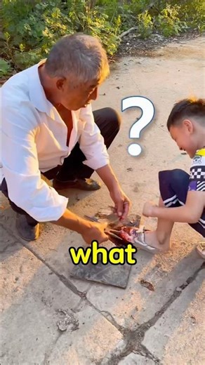 Pretend that my younger brother’s foot was stepped on by a nail to play a trick on my grandfather.