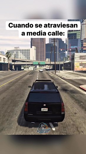 Ni en la banqueta están seguros los jugadores de GTA Online 😂😂😂. #gta #GTAV #GTAOnline #gta5clips #gtaviral #xbox #mexico #pinguigamer | Pingui Gamer