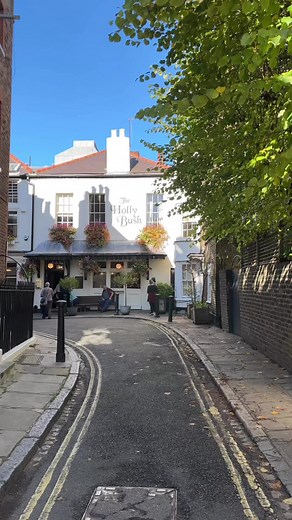 A famous pub located in picturesque neighbourhood of Hampstead. It’s known for its historic charm, traditional decor, and cozy atmosphere. This pub has a rich history dating back to the 19th century and is a popular spot for enjoying a drink or traditional British pub food in a classic setting.📍The Holly Bush #hampstead #londonpubs #londonstreets #londonlife #traveller #travelling #london #england #uk | Letswatchdiz