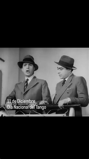 FELIZ DÍA NACIONAL DEL TANGO!!! 💫 Carlos Gardel - Por una cabeza (Video oficial) El Día Nacional del Tango se celebra cada 11 de diciembre desde 1977 y conmemora los nacimientos del cantor y compositor Carlos Gardel y del compositor, violinista, arreglador y director Julio de Caro. Fuente: Youtube: Carlosgardelok https://youtu.be/UcUekXtC2wY?si=ZOx2cGSjrsvjZpoI | Tango Por Y Para Vos