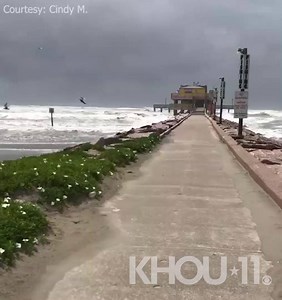 288K views · 1.9K reactions | SOUND UP! This is what it LOOKS and SOUNDS like when a major #hurricane (#Laura) is only about 200 miles away from Galveston. Forecast track has the hurricane heading to the Beaumont area and western Louisiana late tonight. Latest updates: https://www.khou.com/article/weather/hurricane/houston-texas-watching-laura-hurricane-season/285-25367dec-8b08-4df9-8872-0444e4937585 | KHOU 11 News | Facebook
