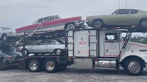 Y así es como llega la primer madrina con algunos de los autos participantes de esta novena edición del Rally Maya. | Rally Maya México