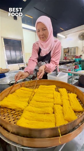 Best Food Malaysia on Instagram: "Kelantan Kuih Jala Mas (Golden Net) Making 📍Murtabak Raja Nik Yea, Jalan Merbau, 15000 Kota Bharu, Kelantan. ⏰8.30am-6pm (Friday closed)"