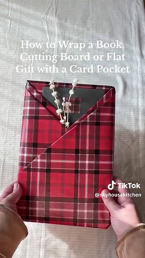 🎁 Wrapped up this small cutting board nicely for a gift exchange. I learned this technique for wrapping books, but this style can be used for any flat, rectangular objects like this small wood cutting board. The idea is to create flaps with the excess wrapping paper that fold into a pocket for your gift’s card. I also enjoy adding dried flowers, candy canes, chocolate bars, dried leaves or pieces of garland as decoration in the card pocket, depending on how large your gift/pocket is. I find thi