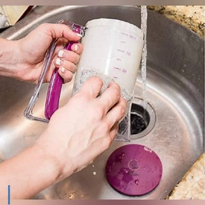 4 Cup Pancake Cupcake Batter Dispense, 900mL Pancake Dispenser For Batter With Measuring Label Squeeze Handle Bracket and Silicone food brush for Cupcakes Crepes, Cake or Any Baked Goods