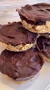 Disse er så vanvittig gode🤩Kan lages i muffinsform eller isbitbrett av silikon. Oppbevares i kjøleskapet. Nam, nam, nam🤩🤩 Bland sammen: 2 dl havregryn (vi brukte glutenfrie) 4 ss peanøttsmør 2 ss lønnesirup Trykk massen ned i muffinsformer. Slik at du får en jevn bunn. Jeg fikk nok til 7 kopper/former. Kjør i en blender: 150 gram dadler 2 ss bakekakao 3 ss kokosfett En klype salt Trykk massen ut over havrebunnen. Sett i fryseren i 10 min. Lag toppen: Smelt sammen 90 gram sjokolade 2 ss kokosf