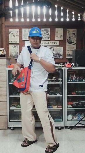 Nostalgia Gallery on Instagram: "Outfit gaul anak 80an 90an - Celana mamboo / alien workshop - Kaos distro - Gelang power balance - Topi Tersayang - Tas Powel / Shuvit / No Fear btw saya lupa pakai walkman dan hetset nya 😂🙏🙏 Apalagi menurut kalian?? masih banyak style2 nya yaa. silakan sharing. Sumpah bikin konten ginian susah dan ribet banget.. thanks inspirasi konten nya @wayantony16 . keren 😅🙏🙏 #timetravel #generasi80an #generasi90an #outfitanak90an #outfit90an"