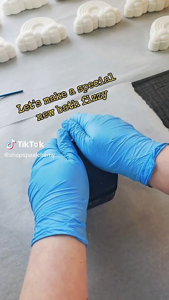 Sweet Honey and Clover Scented Bath Bombs for a Luxurious Spa Experience