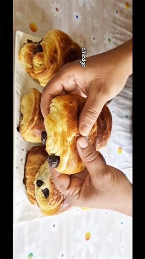 pain au chocolat 🍫🥐 maison. homemade chocolate croissant. كرواسون الشوكولاتة