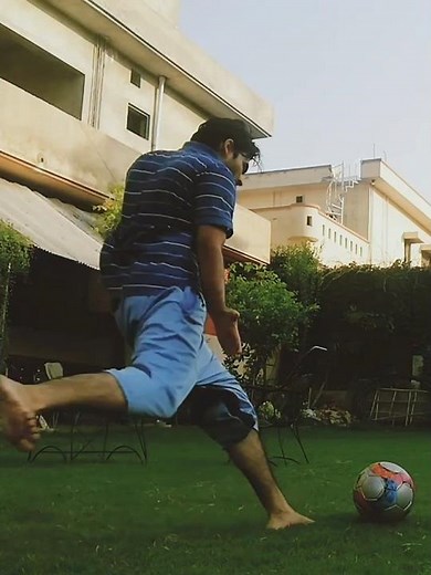 How to hit a knuckle ball #football #skills #soccer #kick #shoot