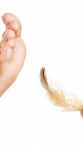 Julio Jacas on Instagram: "Cosquillas en los pies pésima idea #tips #pareja #cosquillas #pies #viralreels"