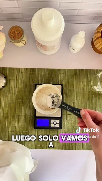 🍃Ingredientes: 153 gr •70gr de hidrolato de menta (o infusión) •35 gr de carbonato de calcio •15 gr de arcilla blanca •20 gr de Xilitol •5 gr de SCI •5 gr de glicerina vegetal •1,5 gr de goma xantana •10 gotas de extracto de echinacea(equinácea) •10 gotas de aceite esencial de menta •2 gotas de colorante alimentario verde #cosmeticanatural #cosmetica #cosmetics #pastadental #organic #salud #vegan #libredefluor #encasa #naturaleza #naturalbeauty #cremadentalnatural #menta