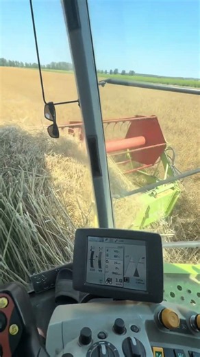 🤯 Як він ще працює? #combine#farming#farmlife#claas#harvest#trending#youtubeshorts#fyp