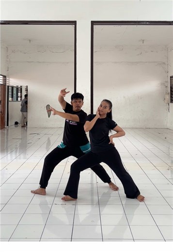 Duet Menarik dengan Cewek dalam Tari Tradisional