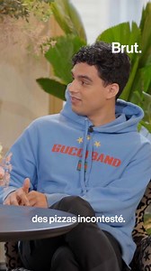 Il a collaboré avec Vald, Fianso, Ninho... Au côté de Clara Luciani, il transmet son savoir aux passionés de musique aux Gucci Sessions. De la boutique au studio, Brut a suivi Seezy, jeune producteur, pendant une journée. | Brut