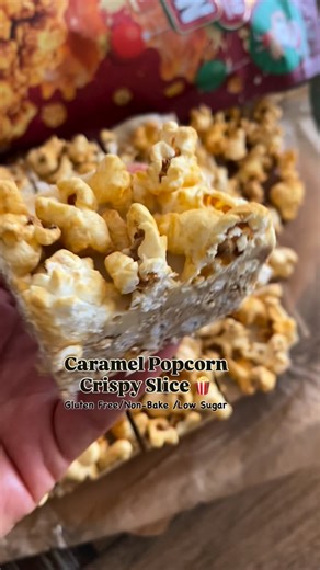 CARAMEL POPCORN CRISPY SLICE 🍿 I’m a huge Caramel fan, and this crispy slice using the @macr0mike Limited Christmas Edition CARAMEL POPCORN Protein is an absolute winner flavour 🤤 Stock up while you can! Code: 'AMB-CLEANEATS' 🫶🏻 I can’t express how yummy this slice is!! I really hope you try it🤍 let me know if you do 🙏😘 @cleaneats_breakfasttreats This slice would be such a cute Christmas gift for your fit foodie friends 🤌🏻 Here’s the recipe ⬇️⬇️ CARAMEL POPCORN RICE KRISPIES✨ INGREDIENT