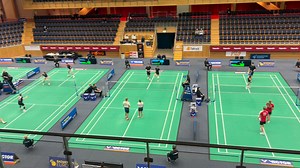 Fredag och klockan slår 09.00. Nu är huvudtävlingen igång och här ska spelas badminton långt in på kvällen. Victor Swedish Open hosted by Pong är en upplevelse. Kom och se med egna ögon! Totalt deltar 44 nationer i turneringen och många svenskar är i farten just idag. Fri entré upp till 16 år, annars 195:-. Här kan du förboka biljetter: https://badminton.nu/swedish-open/tickets Ses i Uppsala! | Badminton Sweden
