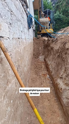 🔧 Drainage périphérique complet autour de la maison 💪 Terrassement, ouverture des tranchées, pose du drain, installation du delta MS et application de l’enduit étanche pour une protection durable contre l’humidité. 🌧️ 👉 Un travail précis et soigné pour garantir la stabilité et la pérennité des fondations. #terrassement #vrd #viabilisation #drainage #deltaMS #chantier #btp #missbennes #travauxpublics #maison | Missbennes