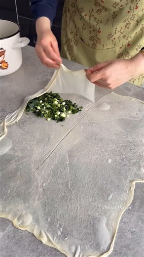 Dilşad MIYANI KARAKUŞ on Instagram: "HAMURA DOKUNDUĞUNUZ AN AÇILIYOR 😍 BU BÖREĞİ HERKES YAPABİLİR 💯 / ÇITIR ÇITIR EL AÇMASI BÖREK TARİFİ ayrıntılı tarif videosu yukardaki başlıkta YouTube kanalımdan izleyebilirsiniz ❤️ Gerekli malzeme listesi : Hamur için: 5 su bardağı un 2 su bardağı su 1/2 çay kaşığı maya 1 silme yemek kaşığı tuz İç dolgusu için: 2 bağ ıspanak Yeşil soğan Tulum peyniri İnek peyniri Hamuru açmak için : Bir çay bardağı sıvı yağ 100 gr tereyağı"