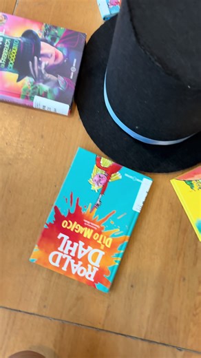 Storie selvagge, edizione Roald Dahl 📣 Nuovi biglietti d’oro in tavolette di cioccolata! 🍫🍫🍫 Willy Wonka entra in biblioteca Archimede per raccontare tutti i segreti della sua fabbrica: manga, pc, area gaming, libri, giochi 🎫 Infine, grazie alle collocazioni dorate le squadre trovano i libri di Dahl, ascoltano le trame e, come una giuria popolare, votano il libro migliore!🗳️ 📖 Il libro vincitore è ora in classe, verrà letto ad alta voce durante l’anno Cosa avresti votato? 📎 Matilde 🖇️ I